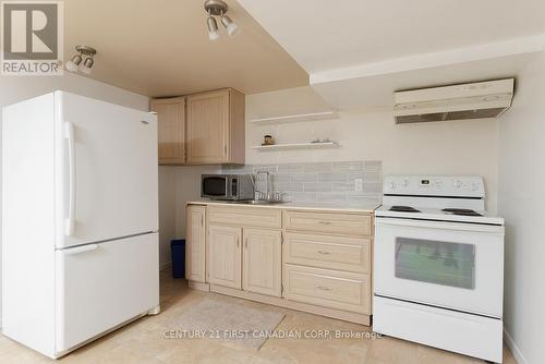 1372 Glenora Drive, London, ON - Indoor Photo Showing Kitchen