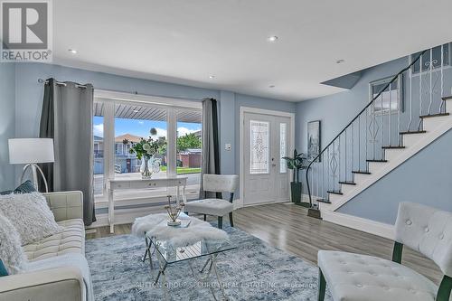 102 Paradelle Crescent, Toronto, ON - Indoor Photo Showing Living Room