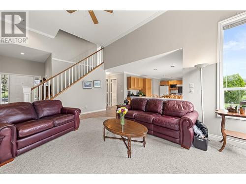 4631 Crawford Court, Kelowna, BC - Indoor Photo Showing Living Room