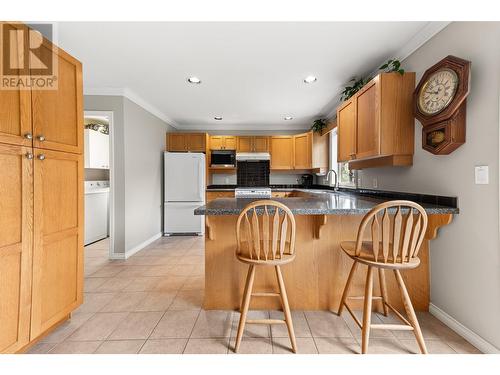 4631 Crawford Court, Kelowna, BC - Indoor Photo Showing Kitchen