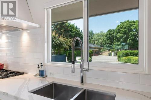 2425 Abbott Street, Kelowna, BC - Indoor Photo Showing Kitchen With Double Sink