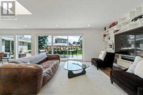 2425 Abbott Street, Kelowna, BC - Indoor Photo Showing Living Room