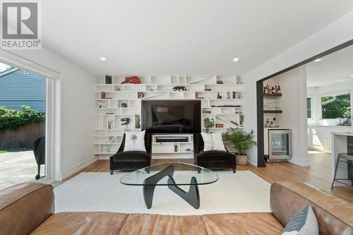 2425 Abbott Street, Kelowna, BC - Indoor Photo Showing Living Room