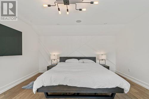 2425 Abbott Street, Kelowna, BC - Indoor Photo Showing Bedroom