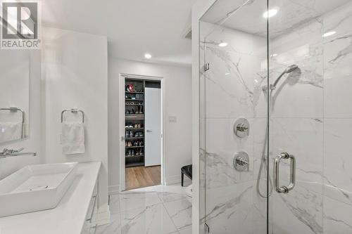 2425 Abbott Street, Kelowna, BC - Indoor Photo Showing Bathroom