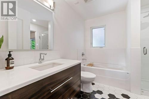 2425 Abbott Street, Kelowna, BC - Indoor Photo Showing Bathroom