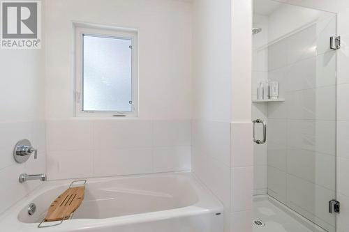 2425 Abbott Street, Kelowna, BC - Indoor Photo Showing Bathroom