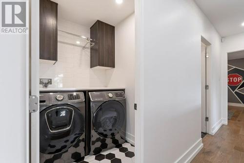 2425 Abbott Street, Kelowna, BC - Indoor Photo Showing Laundry Room