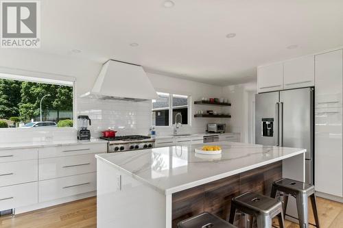2425 Abbott Street, Kelowna, BC - Indoor Photo Showing Kitchen With Upgraded Kitchen