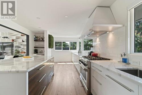 2425 Abbott Street, Kelowna, BC - Indoor Photo Showing Kitchen With Upgraded Kitchen