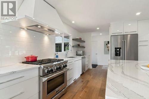 2425 Abbott Street, Kelowna, BC - Indoor Photo Showing Kitchen With Upgraded Kitchen