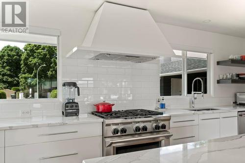 2425 Abbott Street, Kelowna, BC - Indoor Photo Showing Kitchen With Upgraded Kitchen