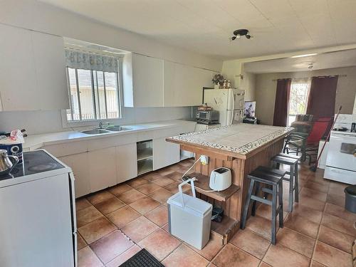 Cuisine - 268 2E Avenue, Belleterre, QC - Indoor Photo Showing Kitchen With Double Sink