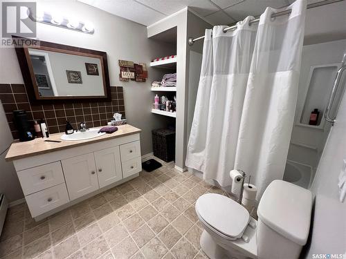 267 7Th Avenue Nw, Swift Current, SK - Indoor Photo Showing Bathroom