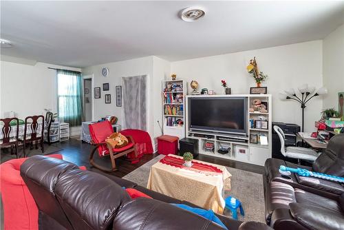 33 Railway Street, Hamilton, ON - Indoor Photo Showing Living Room