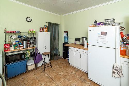 33 Railway Street, Hamilton, ON - Indoor Photo Showing Kitchen