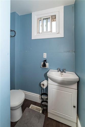 33 Railway Street, Hamilton, ON - Indoor Photo Showing Bathroom