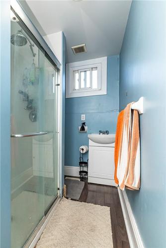 33 Railway Street, Hamilton, ON - Indoor Photo Showing Bathroom