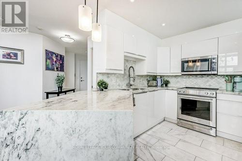 318 - 300 Manitoba Street, Toronto, ON - Indoor Photo Showing Kitchen