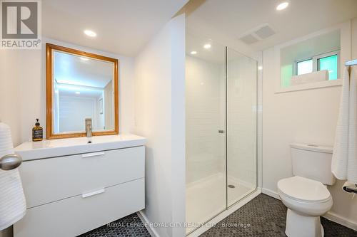 19 Liverpool Street, Guelph (Exhibition Park), ON - Indoor Photo Showing Bathroom