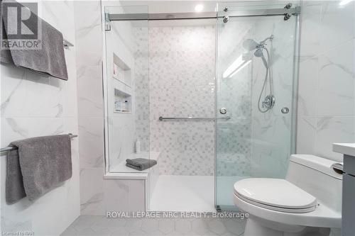 109 - 8111 Forest Glen Drive, Niagara Falls, ON - Indoor Photo Showing Bathroom