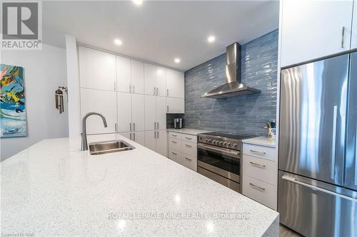 109 - 8111 Forest Glen Drive, Niagara Falls, ON - Indoor Photo Showing Kitchen With Double Sink With Upgraded Kitchen