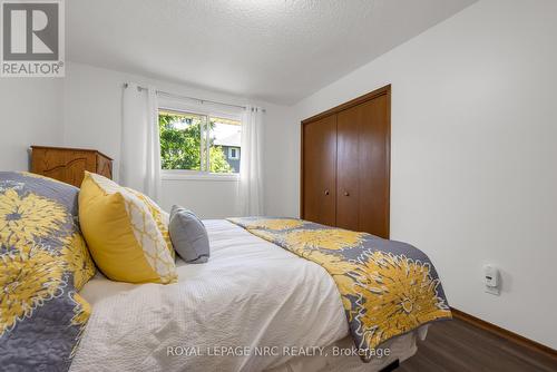 8252 Paddock Trail Drive, Niagara Falls, ON - Indoor Photo Showing Bedroom