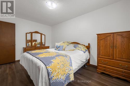 8252 Paddock Trail Drive, Niagara Falls, ON - Indoor Photo Showing Bedroom