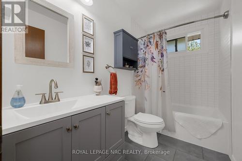 8252 Paddock Trail Drive, Niagara Falls, ON - Indoor Photo Showing Bathroom