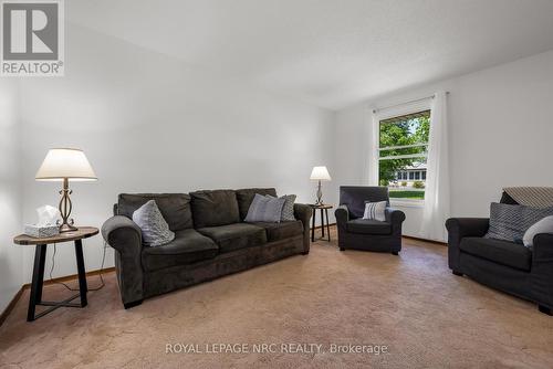 8252 Paddock Trail Drive, Niagara Falls, ON - Indoor Photo Showing Living Room