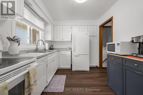 8252 Paddock Trail Drive, Niagara Falls, ON - Indoor Photo Showing Kitchen