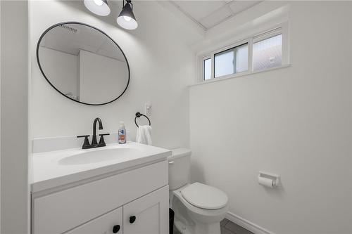 8252 Paddock Trail Drive, Niagara Falls, ON - Indoor Photo Showing Bathroom