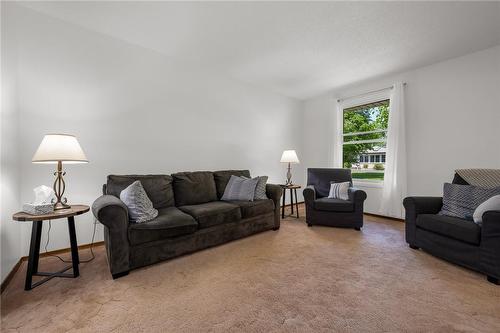 8252 Paddock Trail Drive, Niagara Falls, ON - Indoor Photo Showing Living Room