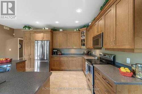 5045 Michener Road, Fort Erie, ON - Indoor Photo Showing Kitchen With Double Sink