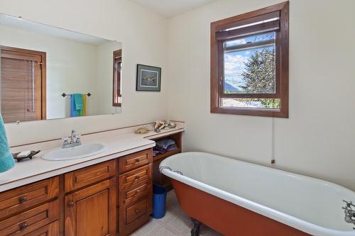 2639 Erickson Road, Erickson, BC - Indoor Photo Showing Bathroom