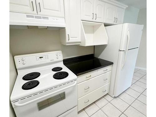 411-1600 Dufferin Cres, Nanaimo, BC - Indoor Photo Showing Kitchen