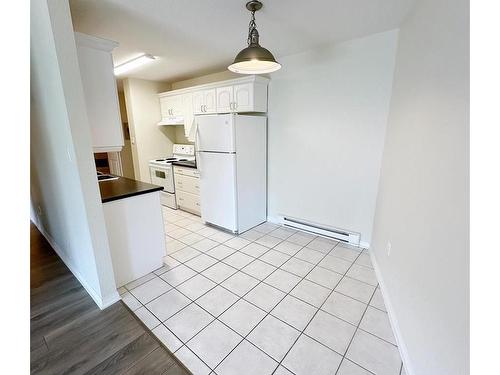 411-1600 Dufferin Cres, Nanaimo, BC - Indoor Photo Showing Kitchen