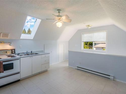 5555 Maebelle Rd, Port Alberni, BC - Indoor Photo Showing Kitchen With Double Sink