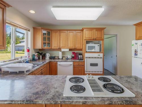 5555 Maebelle Rd, Port Alberni, BC - Indoor Photo Showing Kitchen With Double Sink