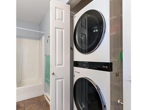 206-3132 Island Hwy West, Qualicum Beach, BC - Indoor Photo Showing Laundry Room