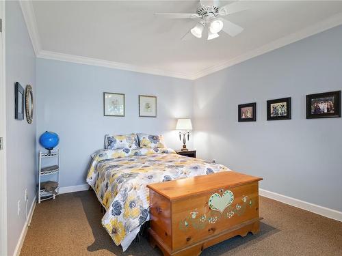 206-3132 Island Hwy West, Qualicum Beach, BC - Indoor Photo Showing Bedroom
