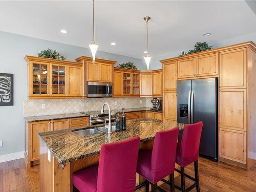 8 Joshua Tree Pl, Parksville, BC - Indoor Photo Showing Kitchen With Double Sink