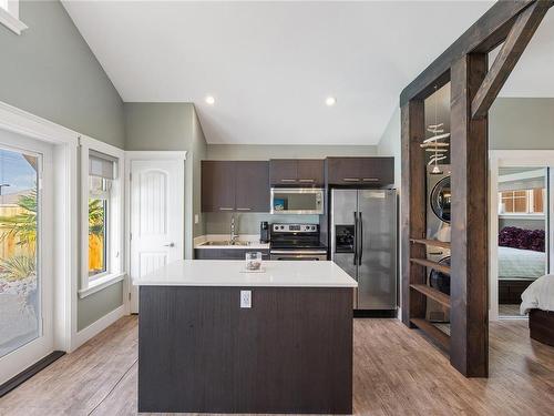 8 Joshua Tree Pl, Parksville, BC - Indoor Photo Showing Kitchen