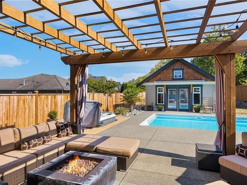 8 Joshua Tree Pl, Parksville, BC - Outdoor With In Ground Pool