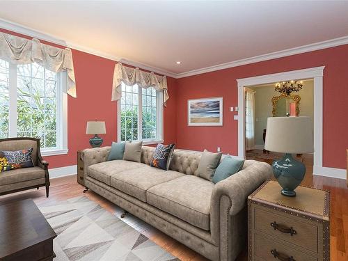 3295 Norfolk Rd, Oak Bay, BC - Indoor Photo Showing Living Room