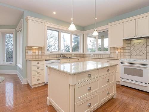 3295 Norfolk Rd, Oak Bay, BC - Indoor Photo Showing Kitchen