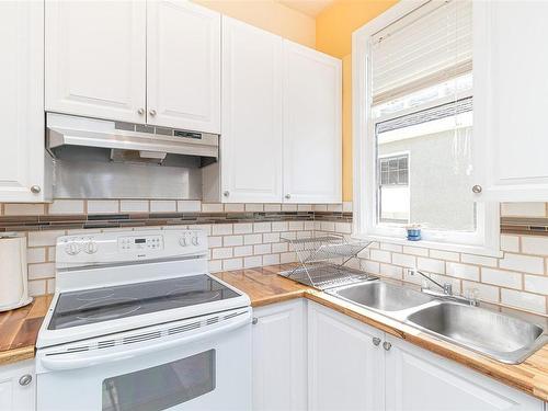 139 Ontario St, Victoria, BC - Indoor Photo Showing Kitchen With Double Sink