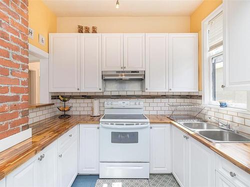 139 Ontario St, Victoria, BC - Indoor Photo Showing Kitchen With Double Sink