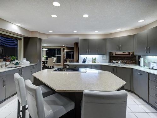 8152 Woodwyn Terr, Central Saanich, BC - Indoor Photo Showing Kitchen With Upgraded Kitchen