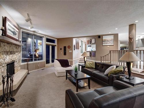 8152 Woodwyn Terr, Central Saanich, BC - Indoor Photo Showing Living Room With Fireplace